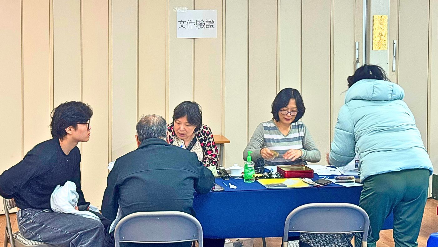 During the document verification process, Tzu Chi provided resources from its headquarters to help people avoid the regret of making a wasted trip due to incomplete documents. (Photography by Lin Shu-Chuan)
