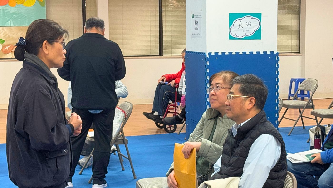 Tzu Chi volunteers warmly introduced Tzu Chi's community services to people who came to apply for passports. (Photo by Lin Shu-Chuan)