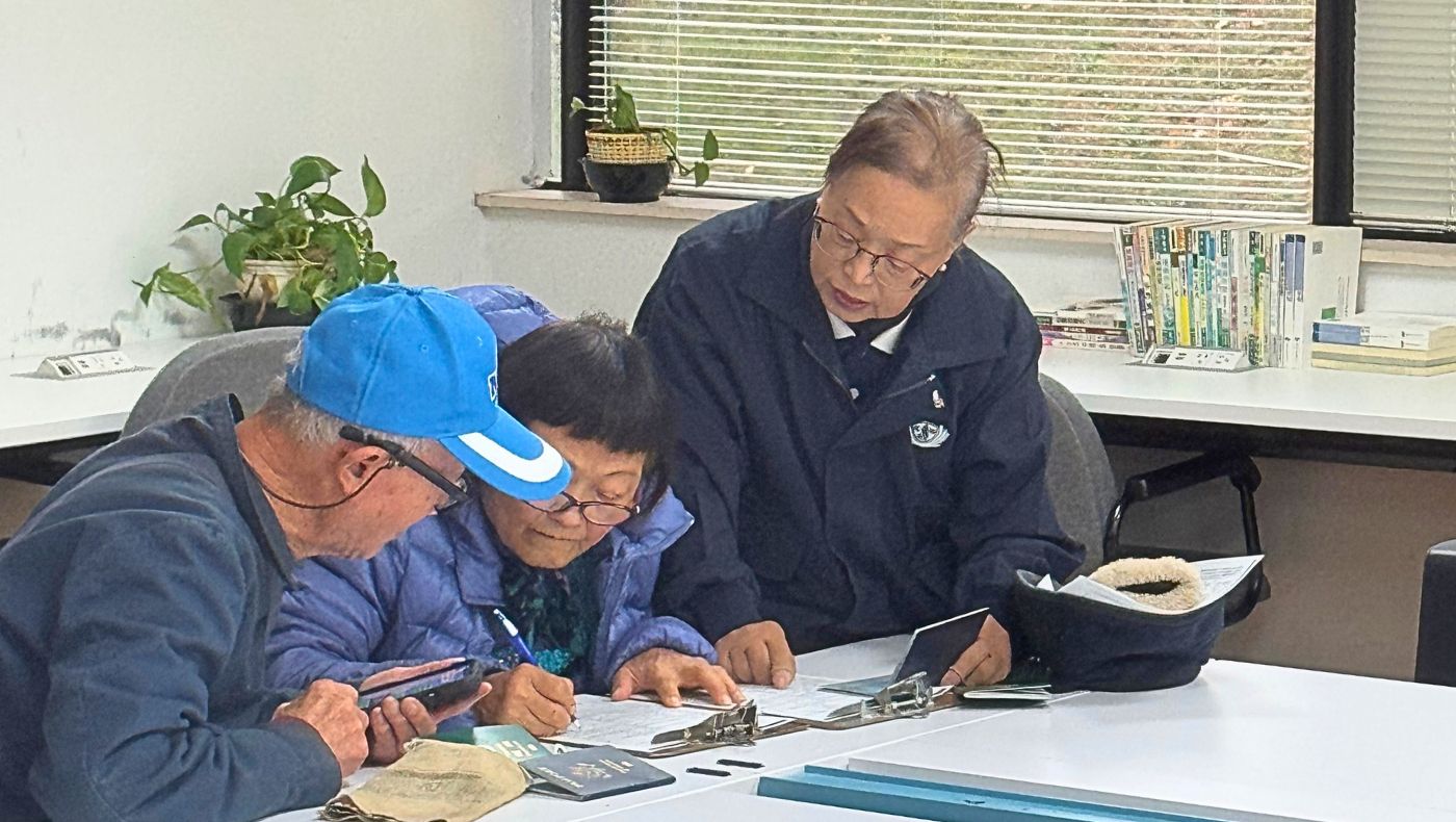 慈濟人親切地引導和協助來辦理護照的民眾。攝影／林淑娟
