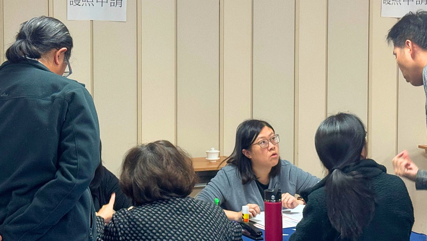 Staff at the Taipei Economic and Cultural Office explained any questions or difficulties to people applying for passports. (Photo by Lin Shu-Chuan)