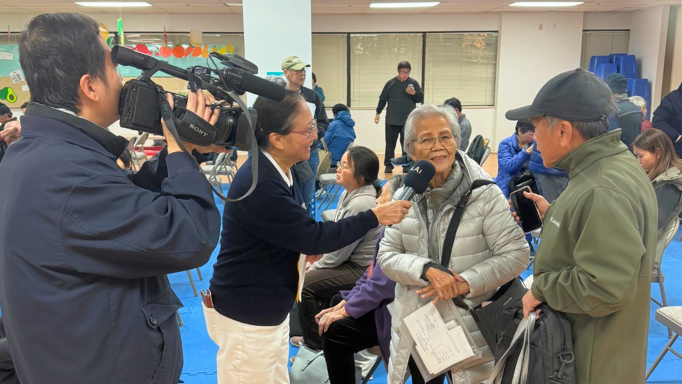 The elderly gentleman happily accepted the interview with Da Ai TV, affirming that the "mobile consular services" were like a timely rain, bringing convenience to countless overseas Chinese. (Photography by Lin Shujuan)