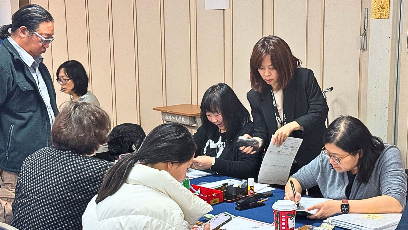 Taipei Economic and Cultural Office staff process passports for members of the public. Photo by Lin Shu-Chuan.