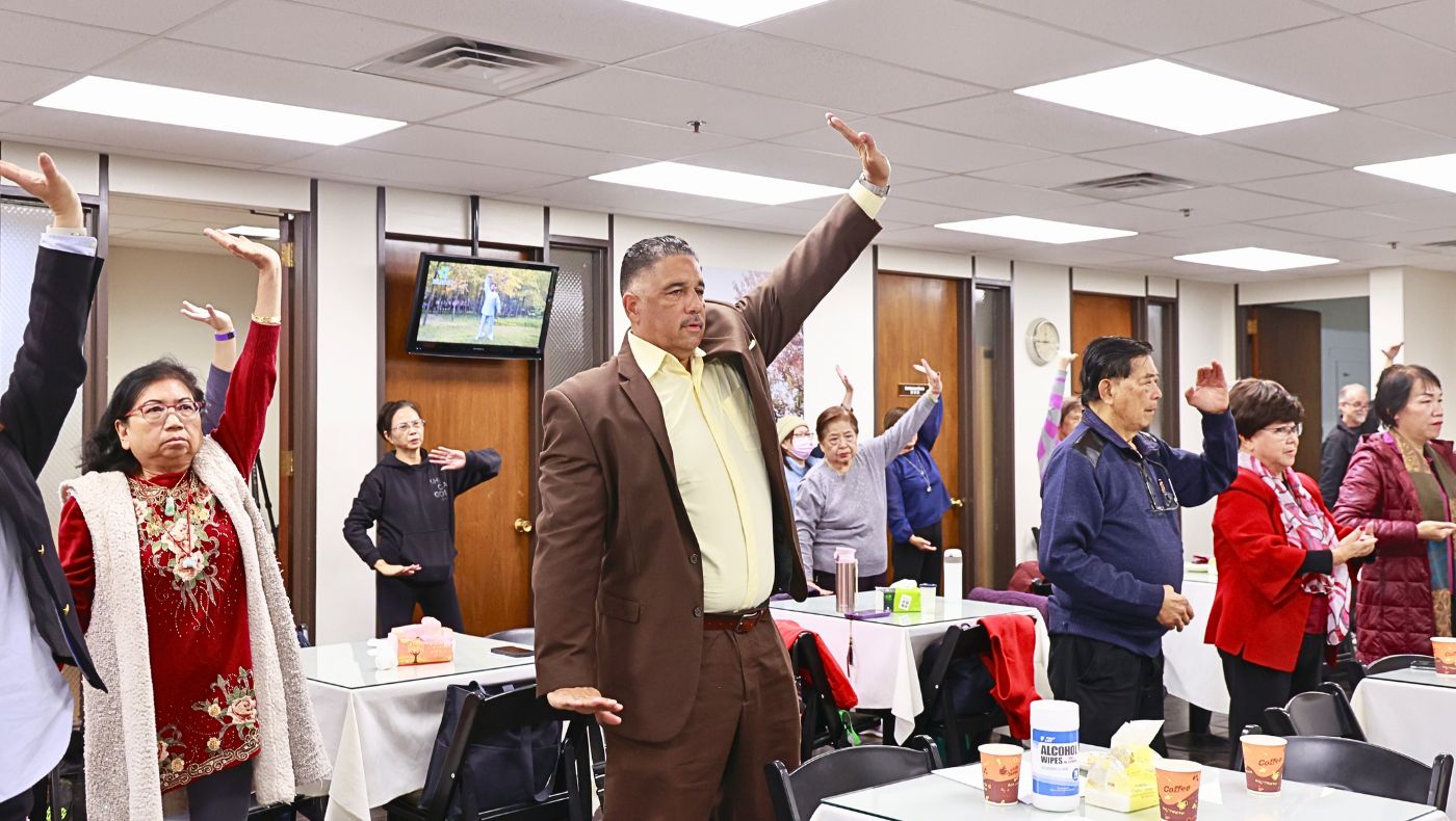 Eric Strong, with 32 years of law enforcement experience, joined everyone in doing Tzu Chi's fitness exercises. (Photo by Luo Shuli)