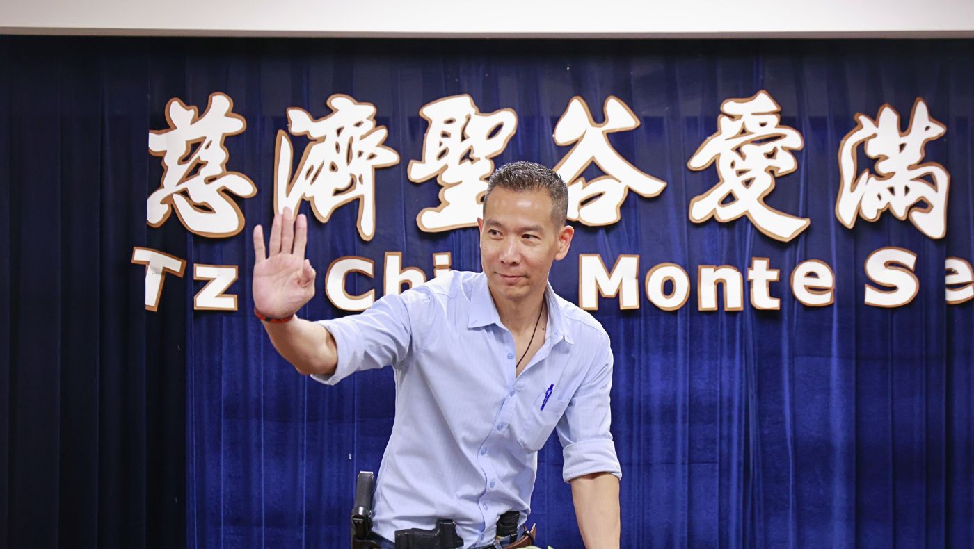 Compton School District Police Chief Wei-Lin Wu shared his practical experience in fluent Mandarin, making it easier for senior Chinese residents to understand. (Photography by Shu-Li Luo)