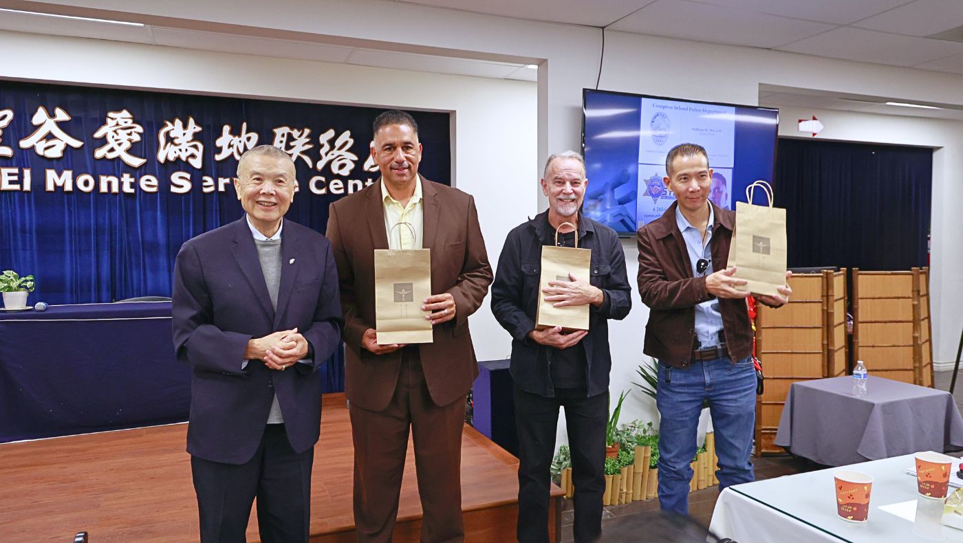 Tzu Chi USA Deputy Executive Director Chen Jian presented gifts to the three special guests who assisted with the lecture. (Photo by Luo Shuli)