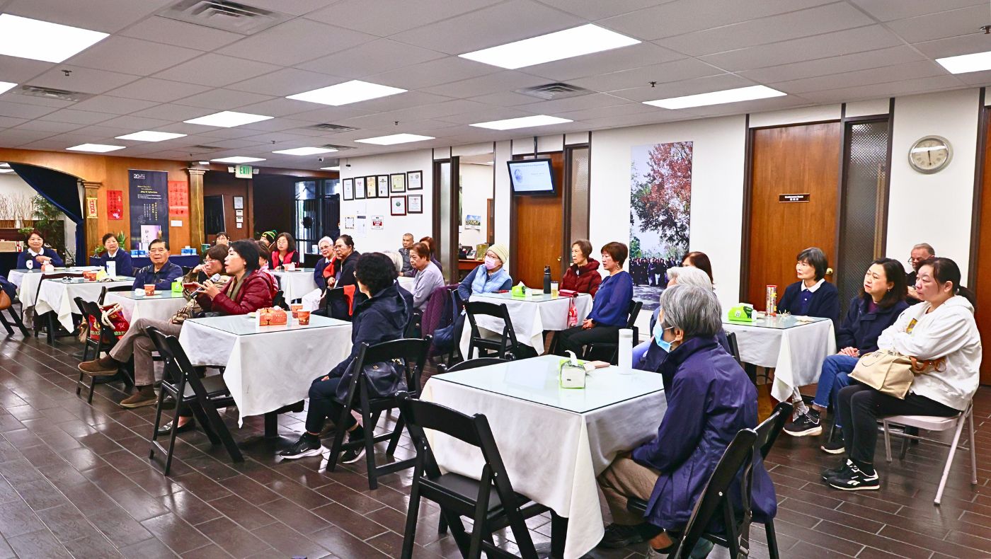Everyone listened attentively and asked questions, hoping to stay away from scams and live a safer life. (Photography by Luo Shuli)