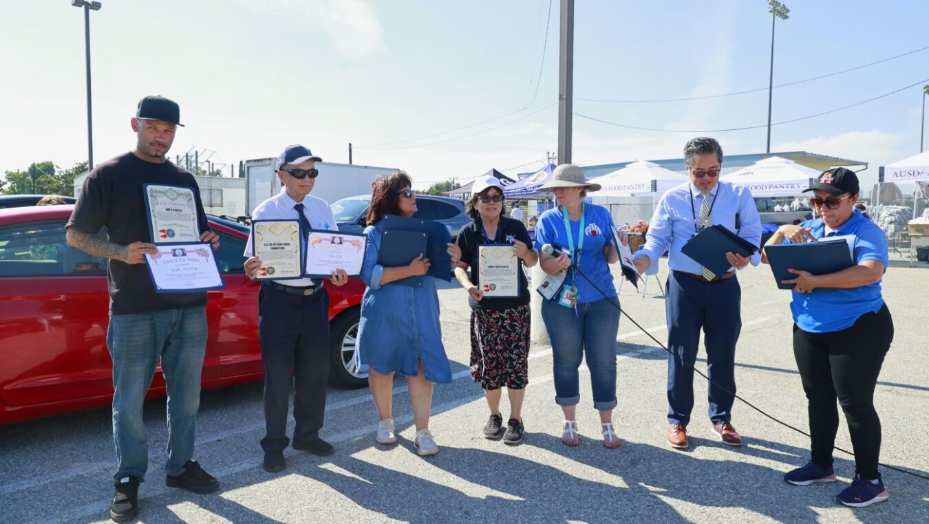La AUSD entrega certificados de agradecimiento a todos los socios del evento, incluido Tzu Chi. Foto/Shuli Lo
