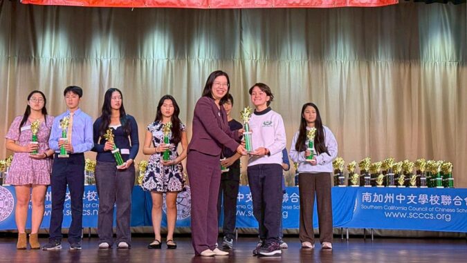Tzu Chi Humanities School achieved outstanding results in the Southern California Chinese Schools Association's fall competition. Award-winning student Chen Tianshi received an award from Chung Pei-chen, Director of the Los Angeles Overseas Chinese Affairs Center. (Photo by Chen Xiuwen)
