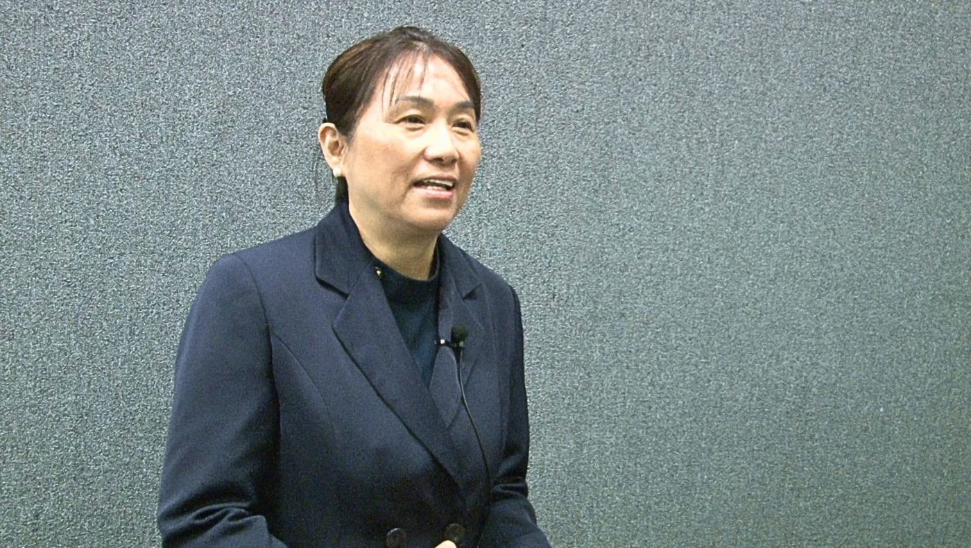 Principal Chen Pei-ling of St. Dimas Tzu Chi Humanistic School encouraged students to continue their efforts and strive to make the most of their Chinese language learning. (Photo by Chen Xiu-wen)