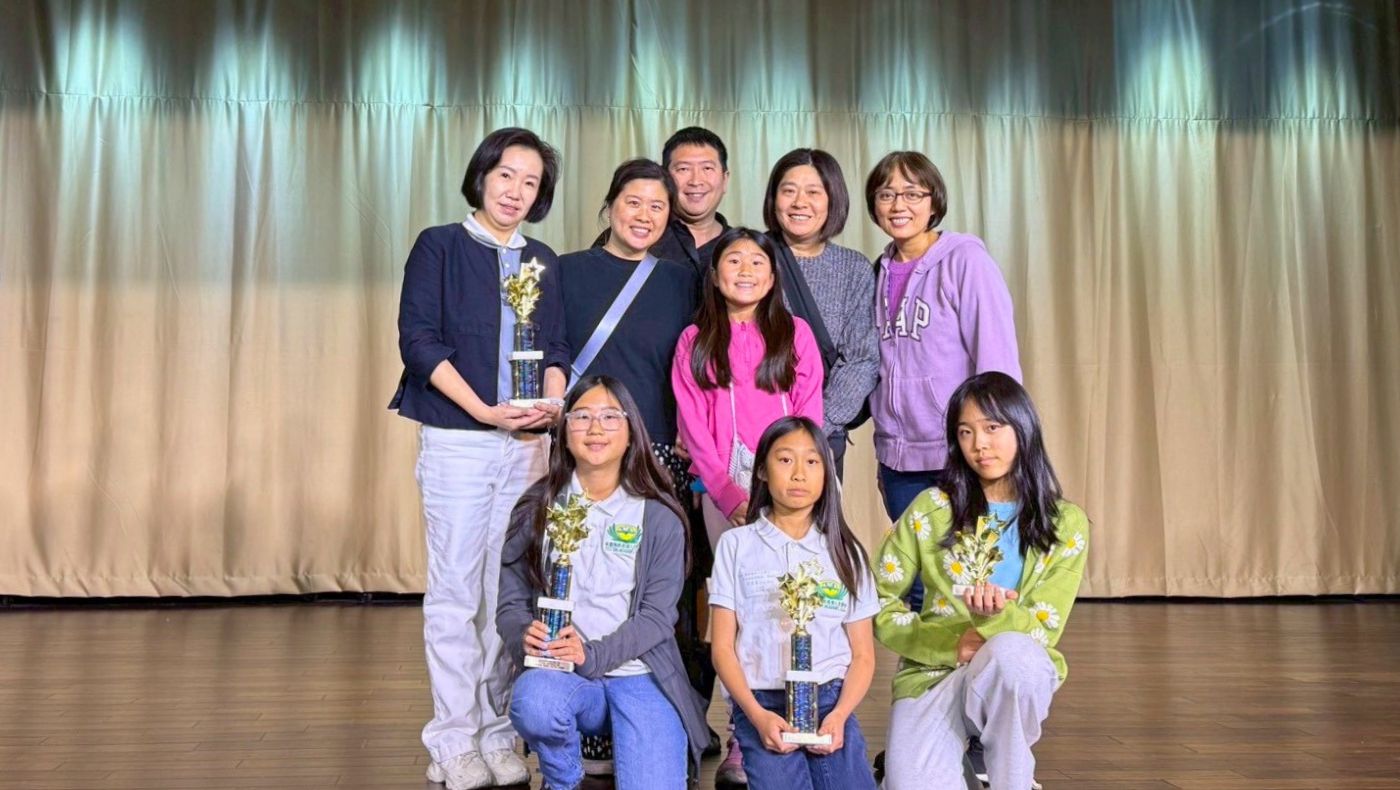 Huang Kuo-chen (standing, first from left), a teacher at Walnut Tzu Chi Humanistic School, poses for a group photo with students and parents. Photo by Chen Hsiu-wen.