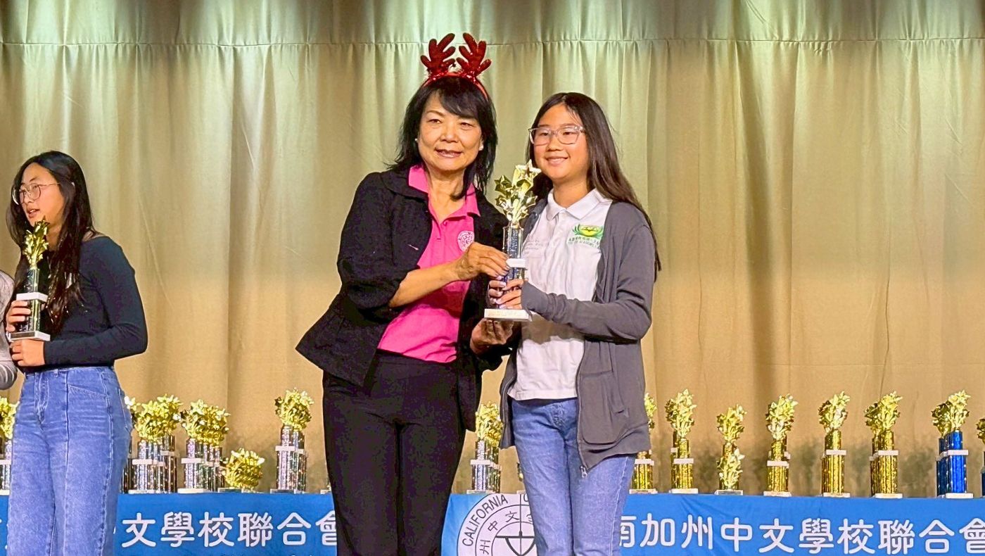 Liu Yu-hsiang, from the Southern California Chinese Schools Association, presented awards to the winning students from the Tzu Chi Humanistic School. (Photo by Chen Hsiu-wen)
