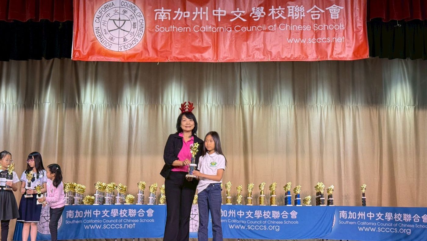 Liu Yu-hsiang, from the Southern California Chinese Schools Association, presented awards to the winning students from the Tzu Chi Humanistic School. (Photo by Chen Hsiu-wen)