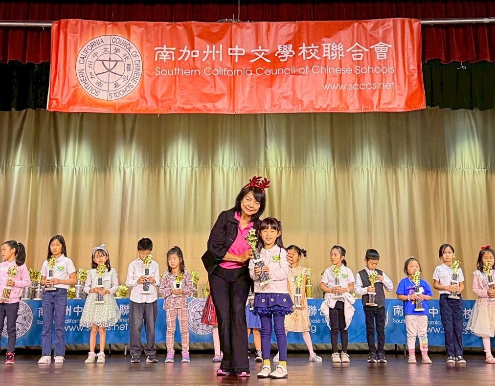 Liu Yu-hsiang, from the Southern California Chinese Schools Association, presented awards to the winning students from the Tzu Chi Humanistic School. (Photo by Chen Hsiu-wen)