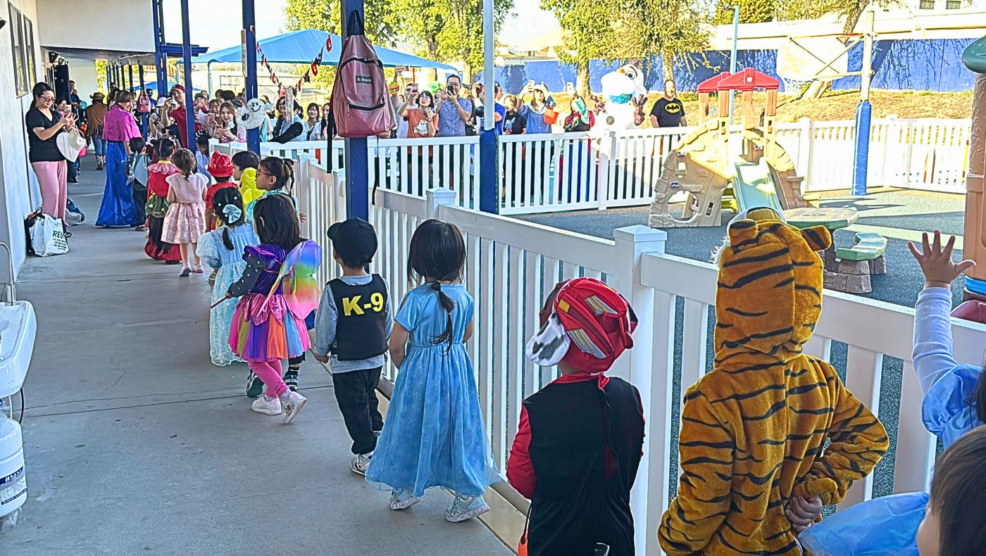 Children from Da'ai Kindergarten dressed up in Halloween costumes and paraded through the kindergarten, creating a colorful and adorable festive scene. (Photo by Wu Jin)