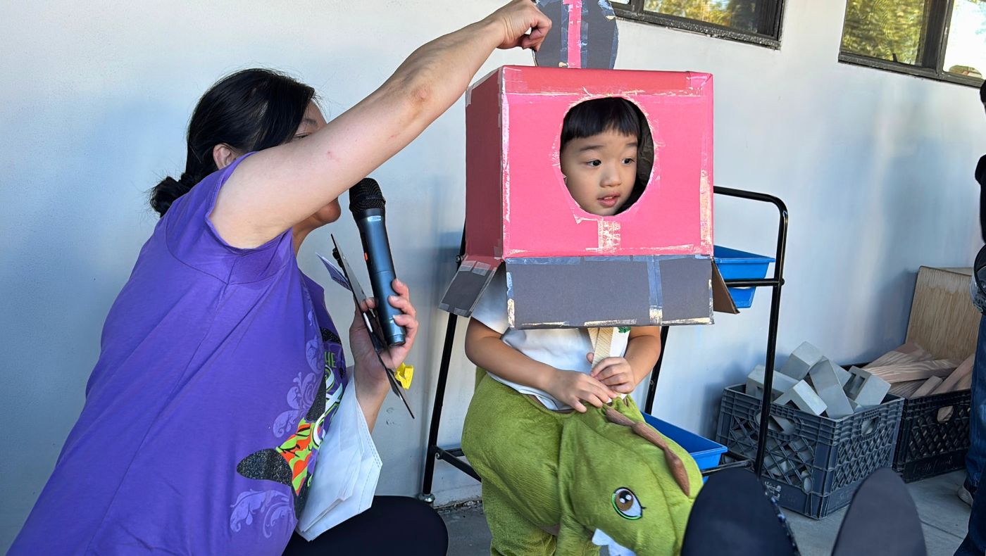 Children wore homemade cardboard box-shaped headgear to participate in a costume activity, showcasing their childlike fun and creative spirit. Photography by Wu Jin