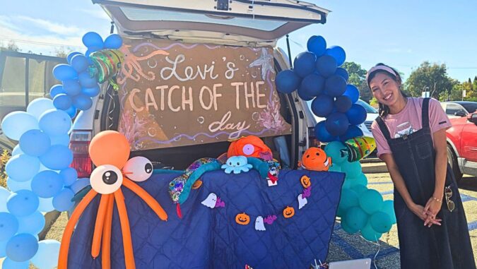 Parents at Walnut Tzu Chi Great Love Kindergarten decorated their car trunks with balloons, octopus ornaments, and handmade decorations to create a Halloween ocean-themed display. (Photography by Wu Jin)
