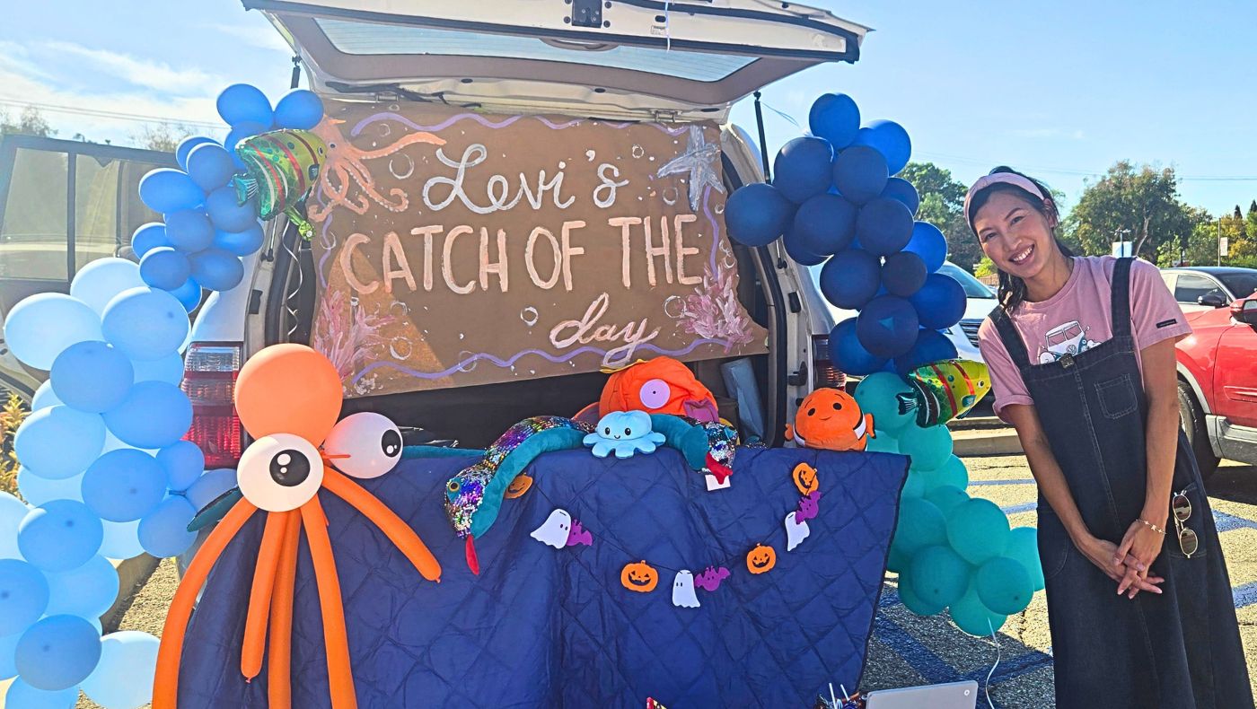 Parents at Walnut Tzu Chi Great Love Kindergarten decorated their car trunks with balloons, octopus ornaments, and handmade decorations to create a Halloween ocean-themed display. (Photography by Wu Jin)