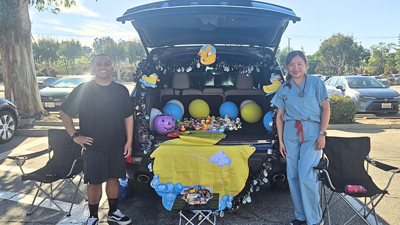 Parents decorated the trunk play area with balloons and decorations, creating a warm and fun Halloween experience for their children. (Photography by Wu Jin)