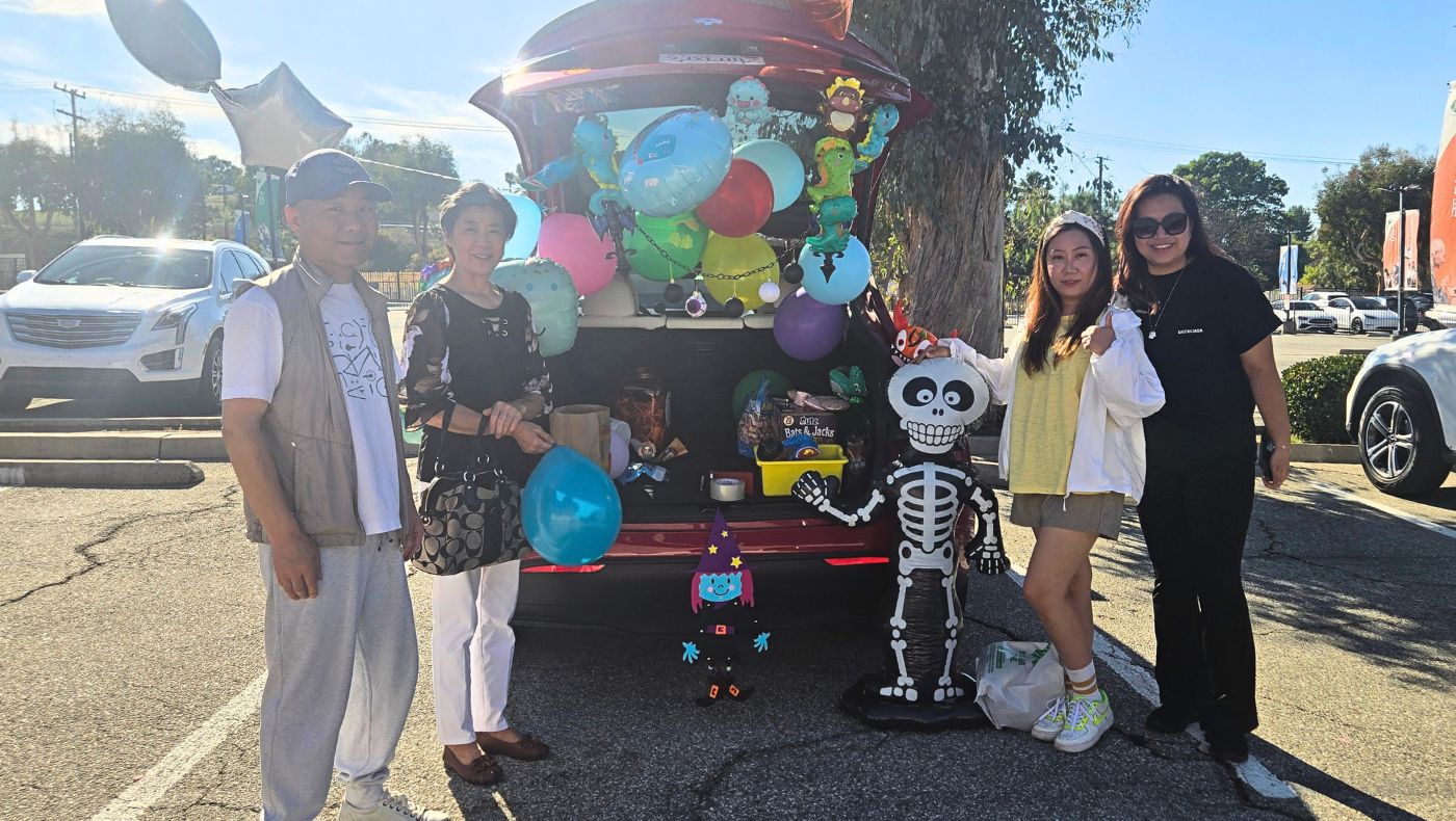 Parents decorated their car trunks with balloons and festive decorations to celebrate Halloween. (Photo by Wu Jin)