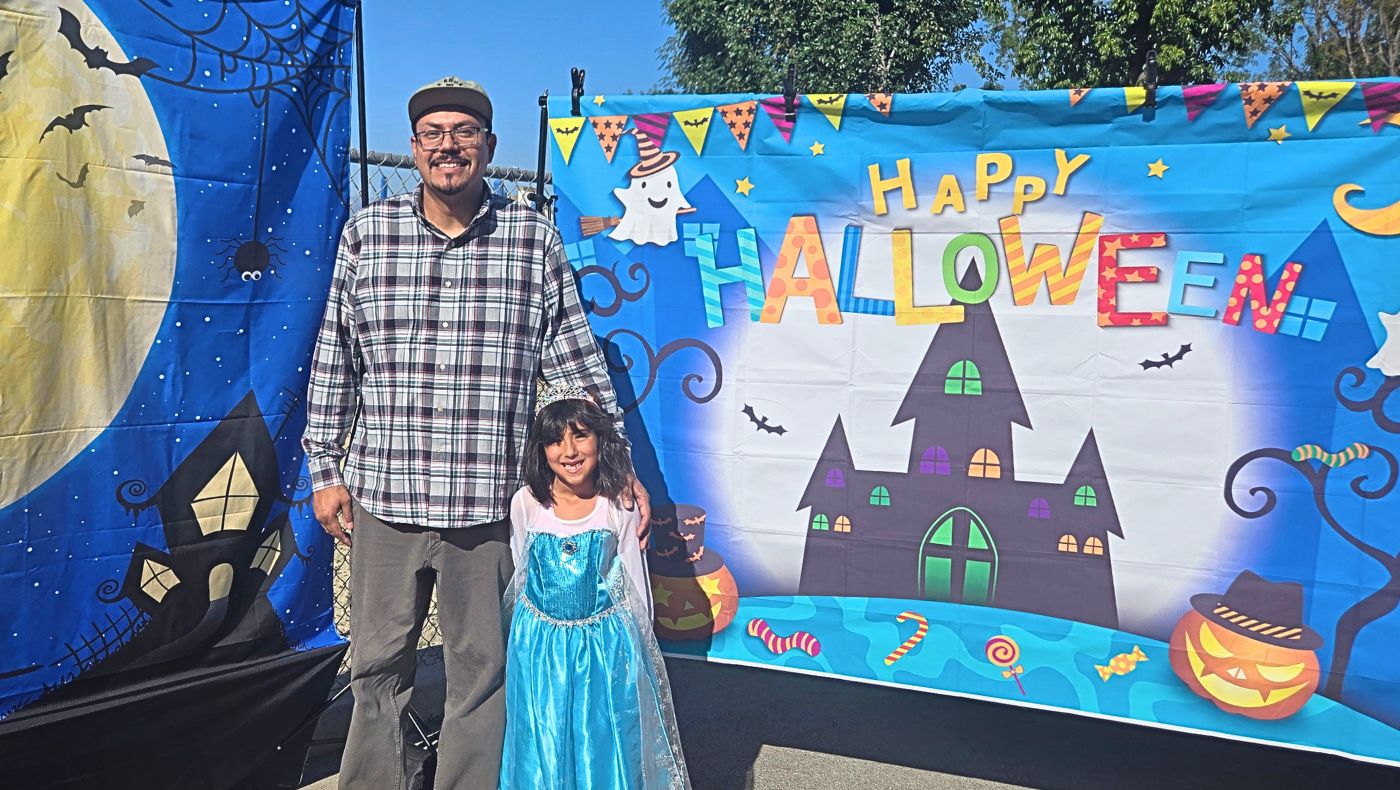 Parents and children posed for photos in front of a Halloween-themed backdrop, capturing a joyful and unforgettable festive moment. (Photography by Wu Jin)
