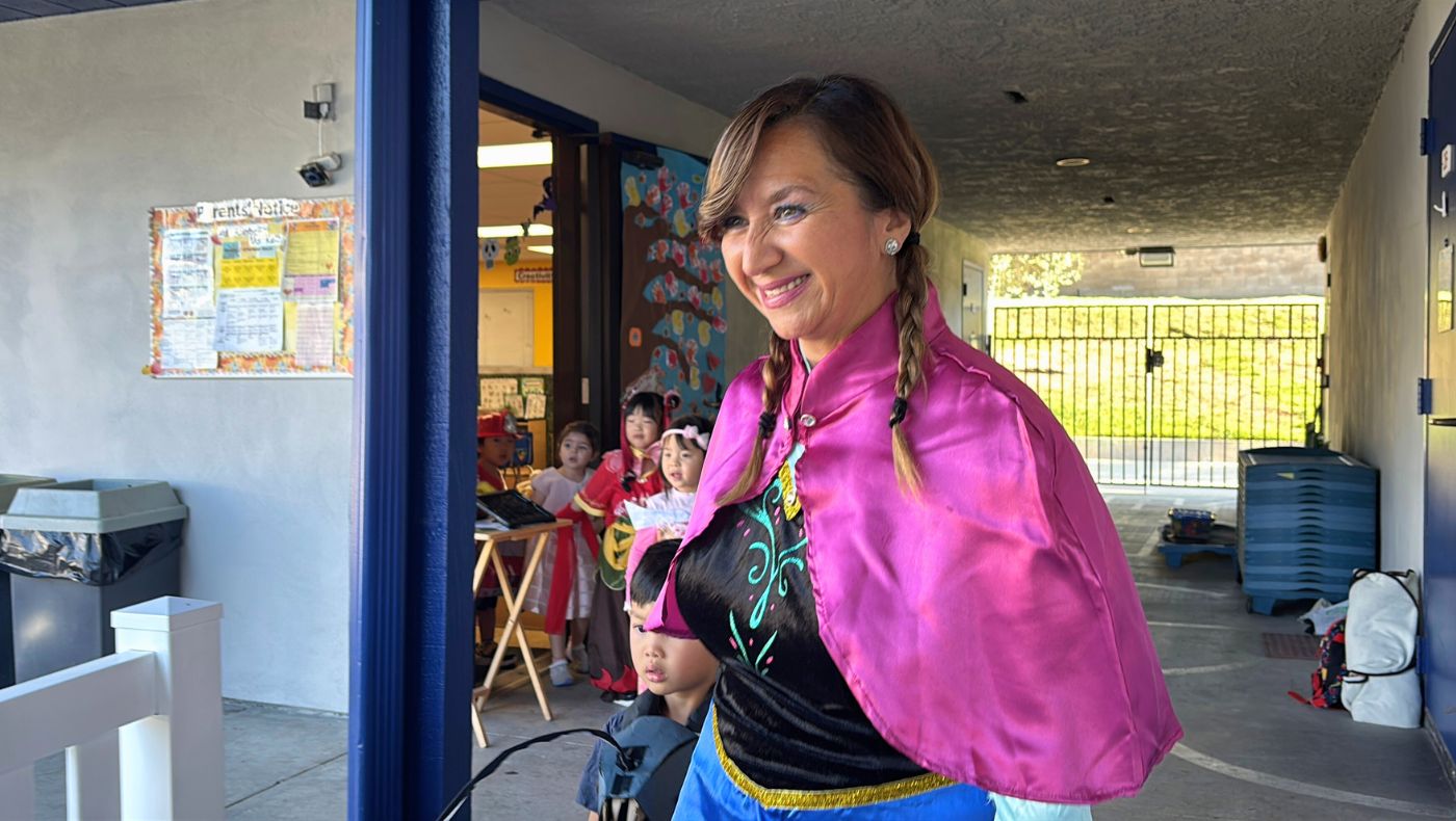 Teachers dressed in Halloween costumes greeted the children, adding to the festive atmosphere of the event. (Photography by Wu Jin)