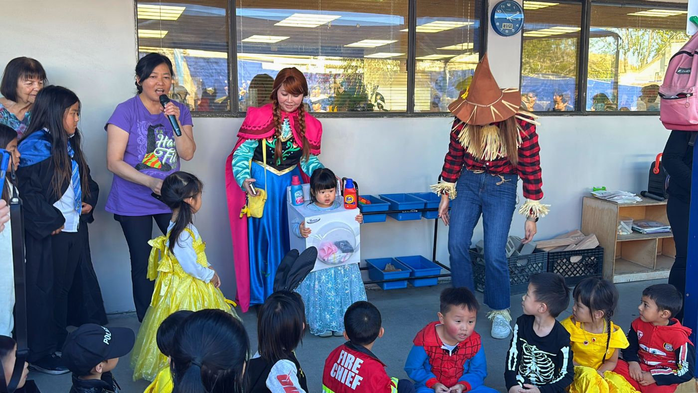 Teachers led the children in Halloween activities, sharing and interacting. (Photography by Wu Jin)