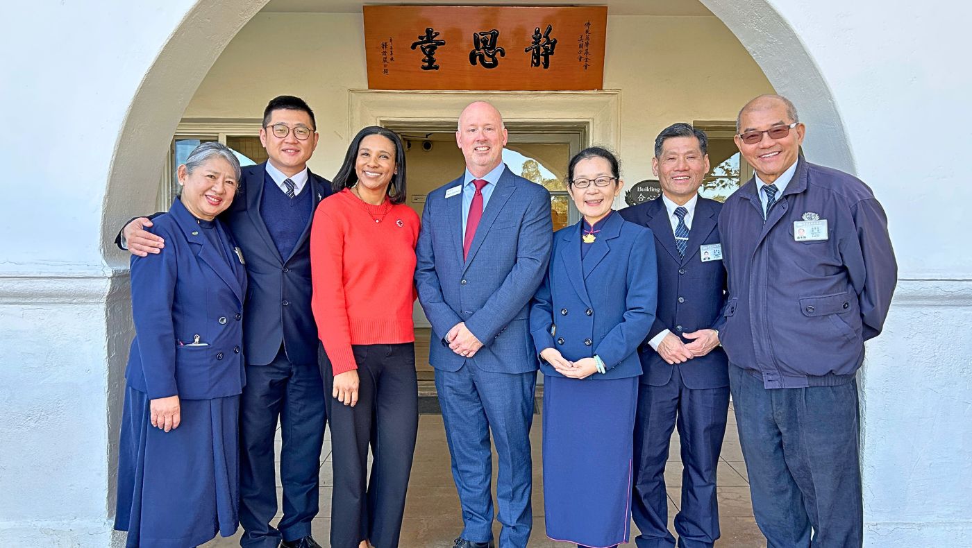 A group photo of Tzu Chi volunteers and the speakers invited to the camp. From left: Tseng Wen-li, Director of Charity Development Office, Tzu Chi USA; Tang Chao, Deputy Executive Director of Tzu Chi USA; XXX; David Goodwin, Red Cross Community Partnership Manager; Li Qiong-xun, Executive Director of Tzu Chi USA; Chen Bao-ru, Deputy Executive Director of Tzu Chi USA; and Ge Ju-xian, Tzu Chi volunteer. Photo by Tsai Sung-ku.