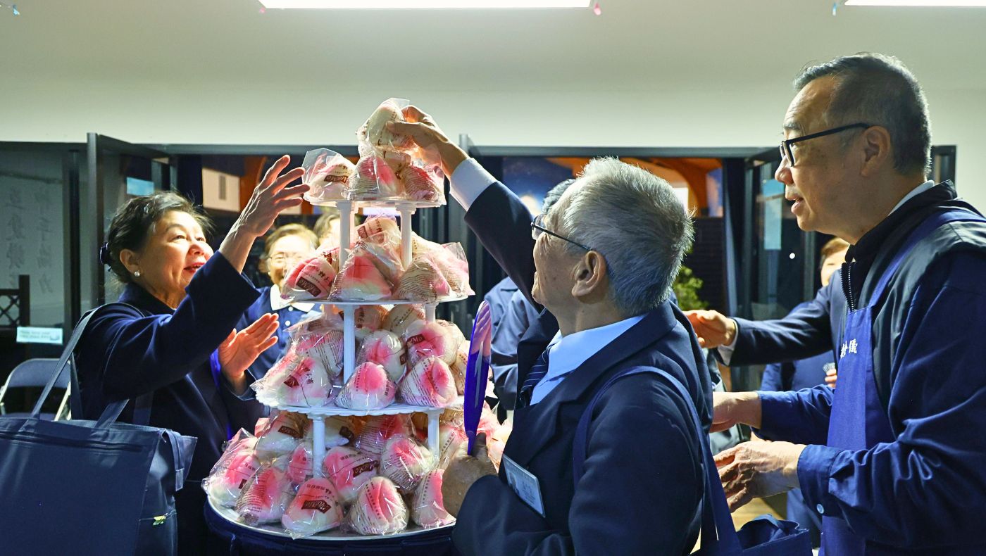 The longevity peach cake, a gift from volunteer Sun Tzu-ching, brought the evening to a perfect close. (Photography by Luo Shu-li)