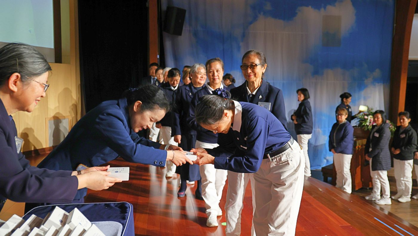 Tzu Chi USA CEO Lee Chiung-hsun presented gifts to each participant on behalf of the organization. (Photo by Luo Shuli)