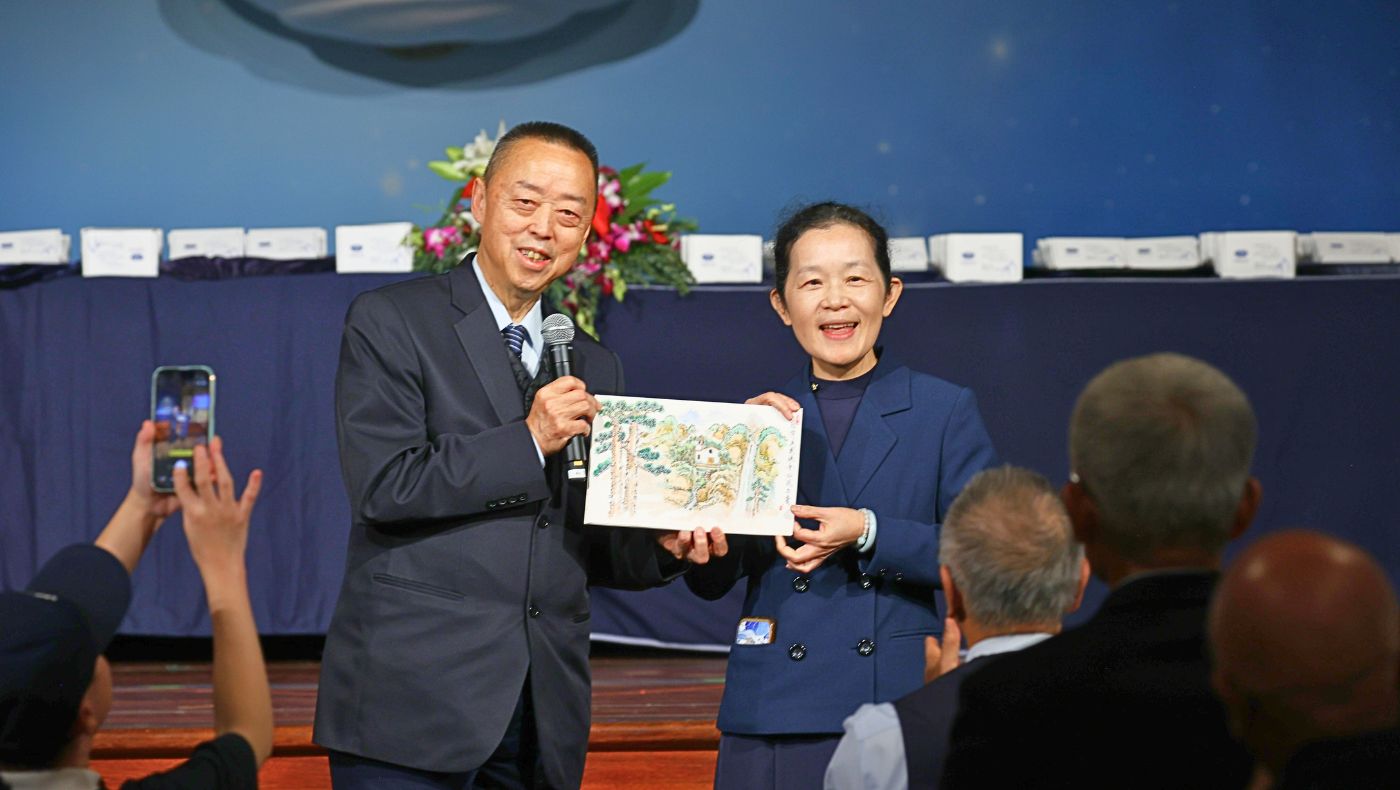 Huang Szu-hsien, Tzu Chi Global Volunteer Supervisor, made a special trip to Yuan Yuan to bid farewell to the students and presented a blessing card from Tzu Chi's US headquarters on behalf of the organization. (Photography by Luo Shuli)
