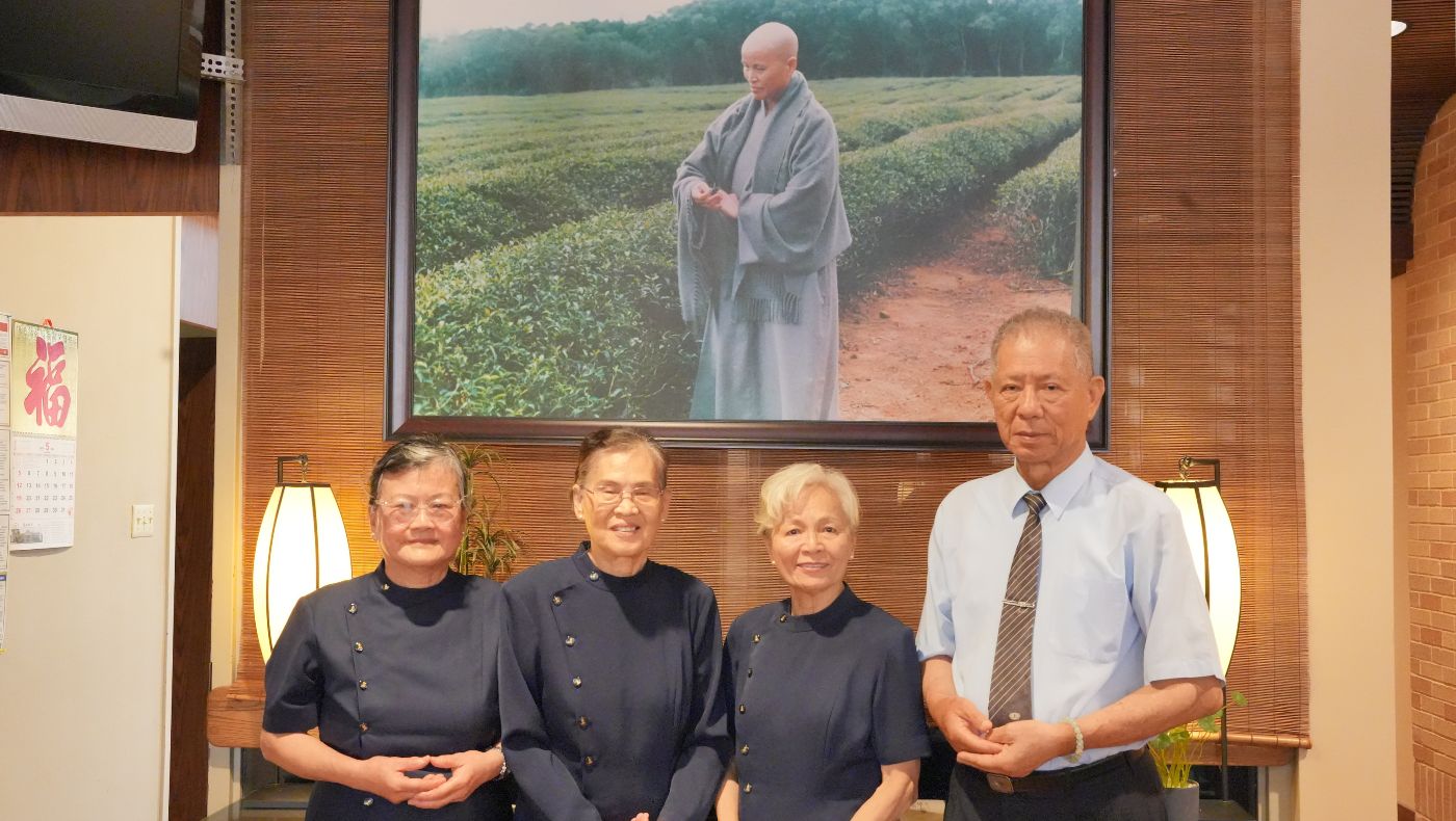 On April 30, 2024, former leaders of the Tzu Chi Dallas Branch gathered for a photo to reminisce about the Tzu Chi USA family history. From right to left in the photo are current CEO Ling Yuan-liang, Cheng Yi-rong (first head of the Liaison Office), Qiu Jin-liu (second head), and Xu Pei-hua (third head). Photo by Du Wei.