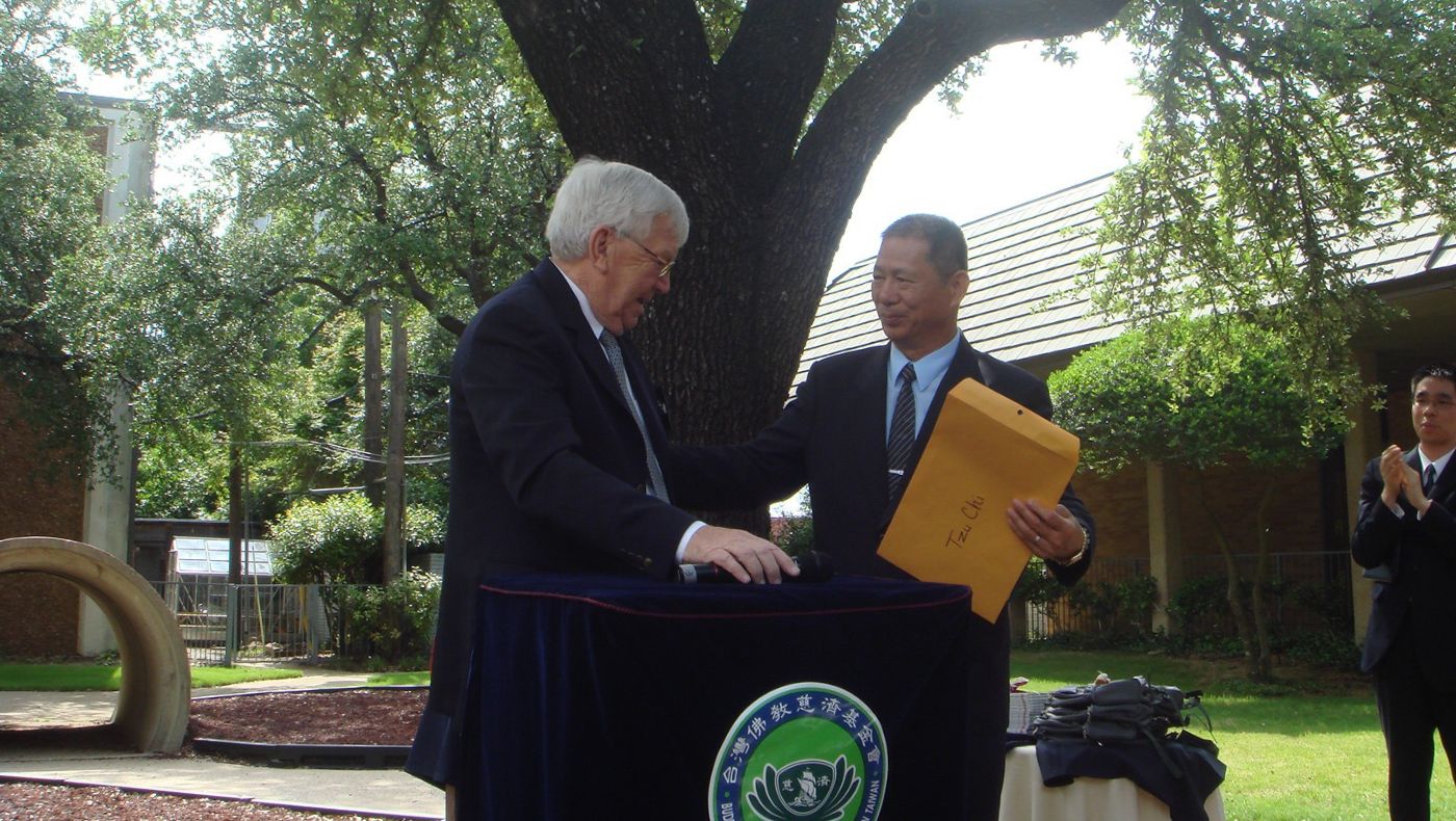 On May 21, 2008, at the opening ceremony of the new headquarters of the Dallas branch and the Da Ai Kindergarten, Mayor Richardson declared May of that year as Tzu Chi Month and presented the certificate to Ling Yuanliang. Photo by Master Demin.