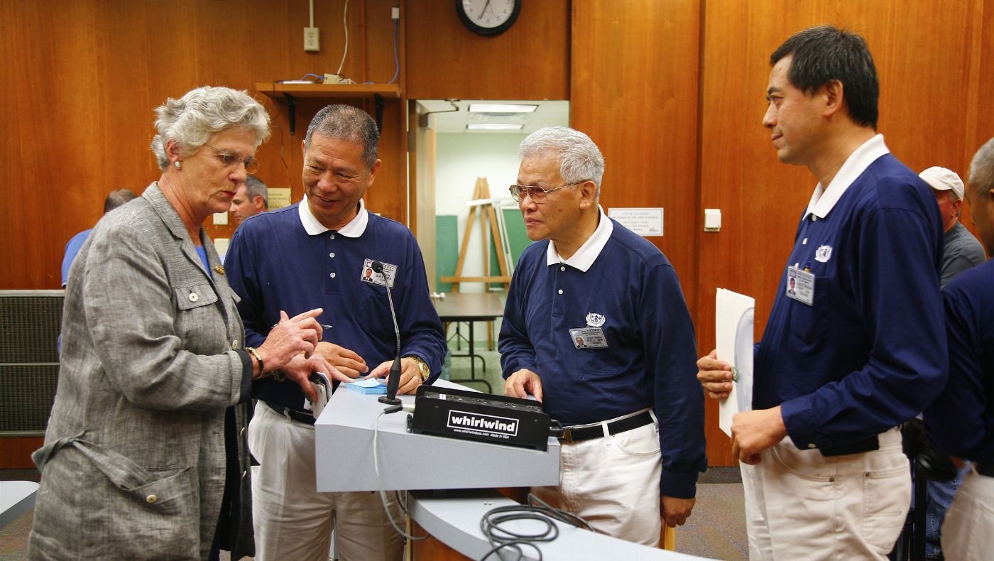 On October 1, 2008, Tzu Chi volunteers visited Galveston (TX) Mayor Lyda Ann Thomas to discuss various matters related to the hurricane Ike disaster area. From left: Lyda Ann Thomas, Ling Yuanliang, Zhang Zhesan (Jixun), Xing Min (Jimin). Photo by Lin Meixue.