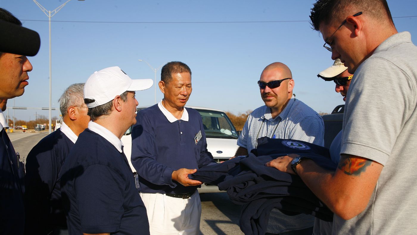 On October 3, 2008, the Federal Emergency Management Agency (FEMA) Special Needs Unit led Tzu Chi volunteers to the disaster-stricken area for disaster relief. To express gratitude for the Special Needs Unit's assistance, Ling Yuan-liang (center) presented an eco-friendly blanket on behalf of Tzu Chi volunteers. (Photo by Lin Mei-xue)