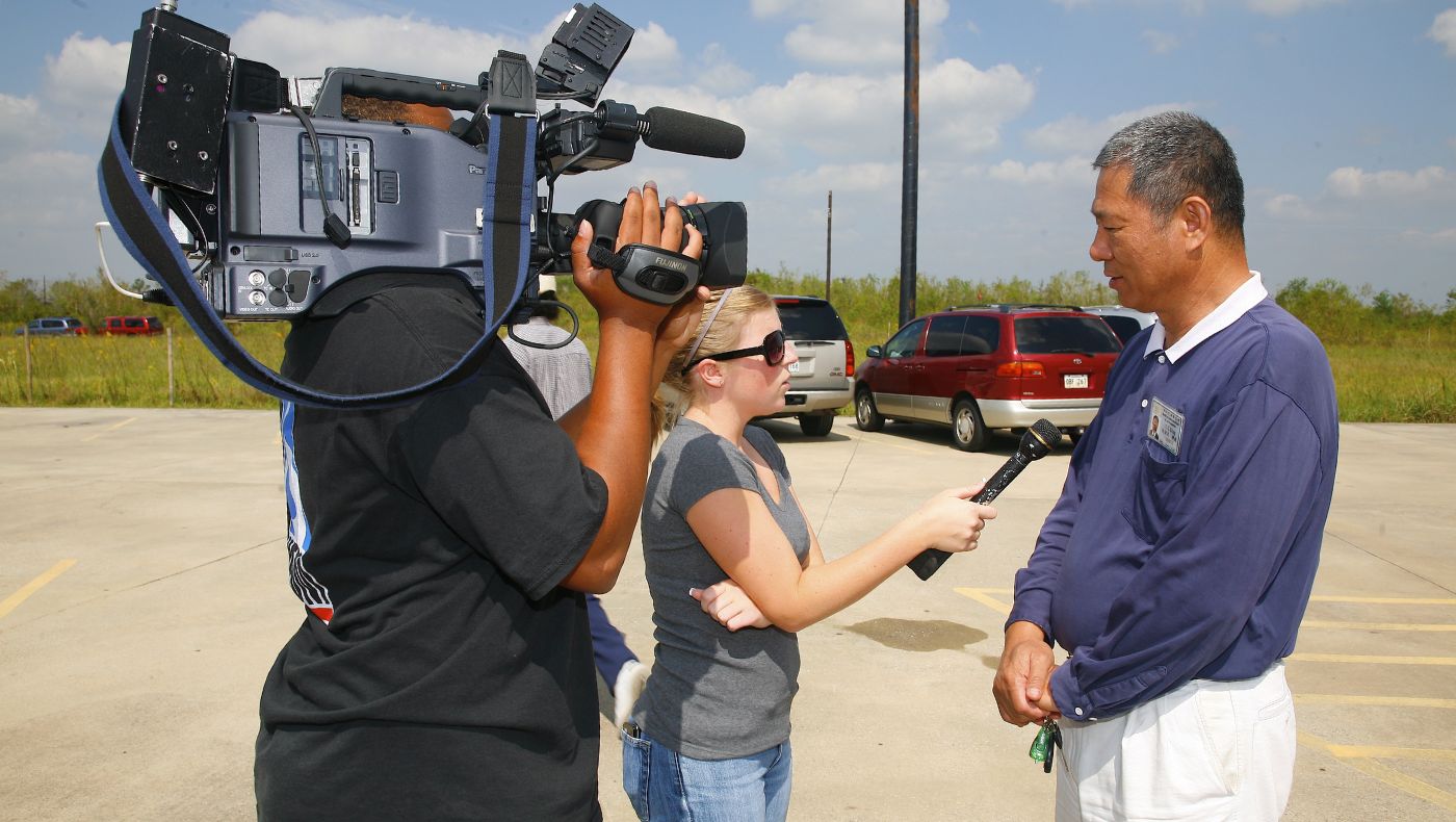 On October 11, 2008, Tzu Chi volunteers went to Beaumont to distribute relief supplies to victims of Hurricane Ike. Local media interviewed Ling Yuanliang. Photo by Lin Meixue.