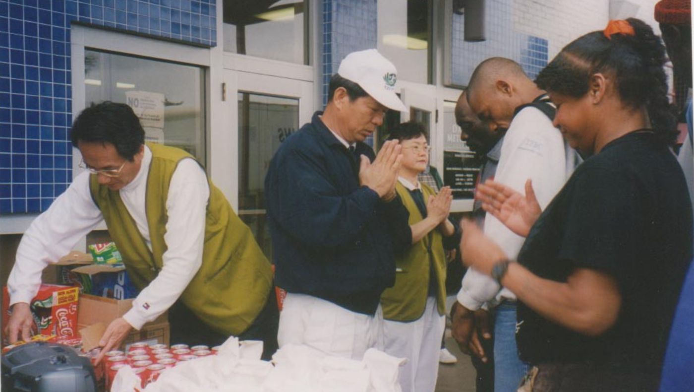 On May 15, 2009, the distribution of hot meals to the homeless was initially chaotic. Ling Yuanliang then began playing the chant "Namo Shakyamuni Buddha" before distributing the meals, after which people automatically lined up to receive their food. (Image source: Wu Meihua)