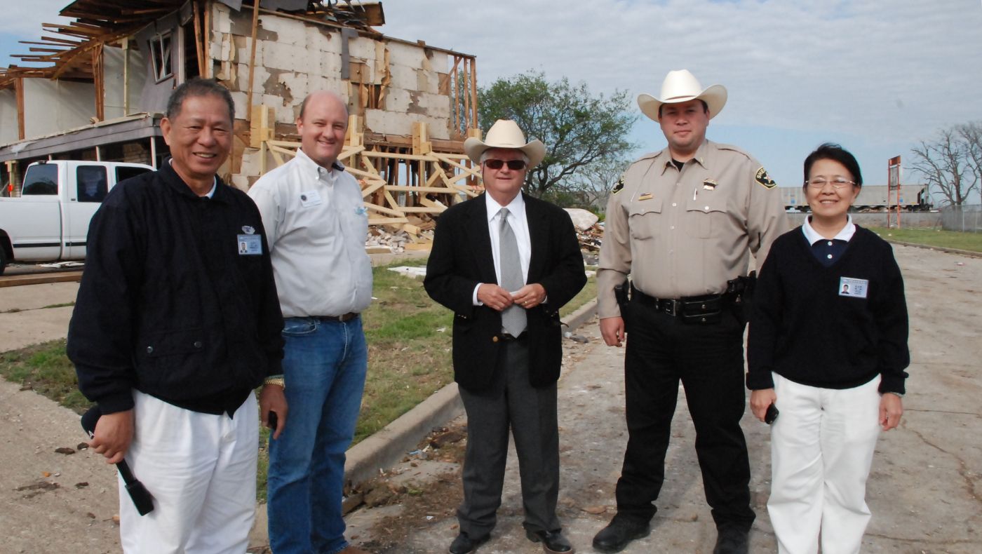 From April 18 to 24, 2013, Tzu Chi Dallas participated in the joint service center established by the Texas EOC, which integrates resources from various organizations, to continue to care for the victims of the West Township fertilizer plant explosion.
