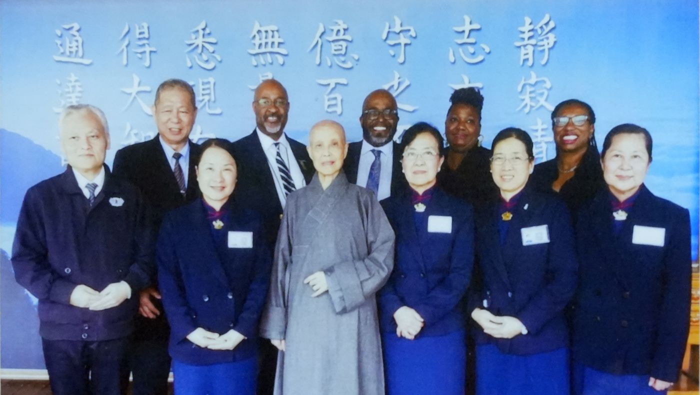 In 2019, Ling Yuanliang led a group including the principal and vice-principal of Obama High School back to the Hualien branch to pay homage to Master Yan. (Image source: Wu Meihua)