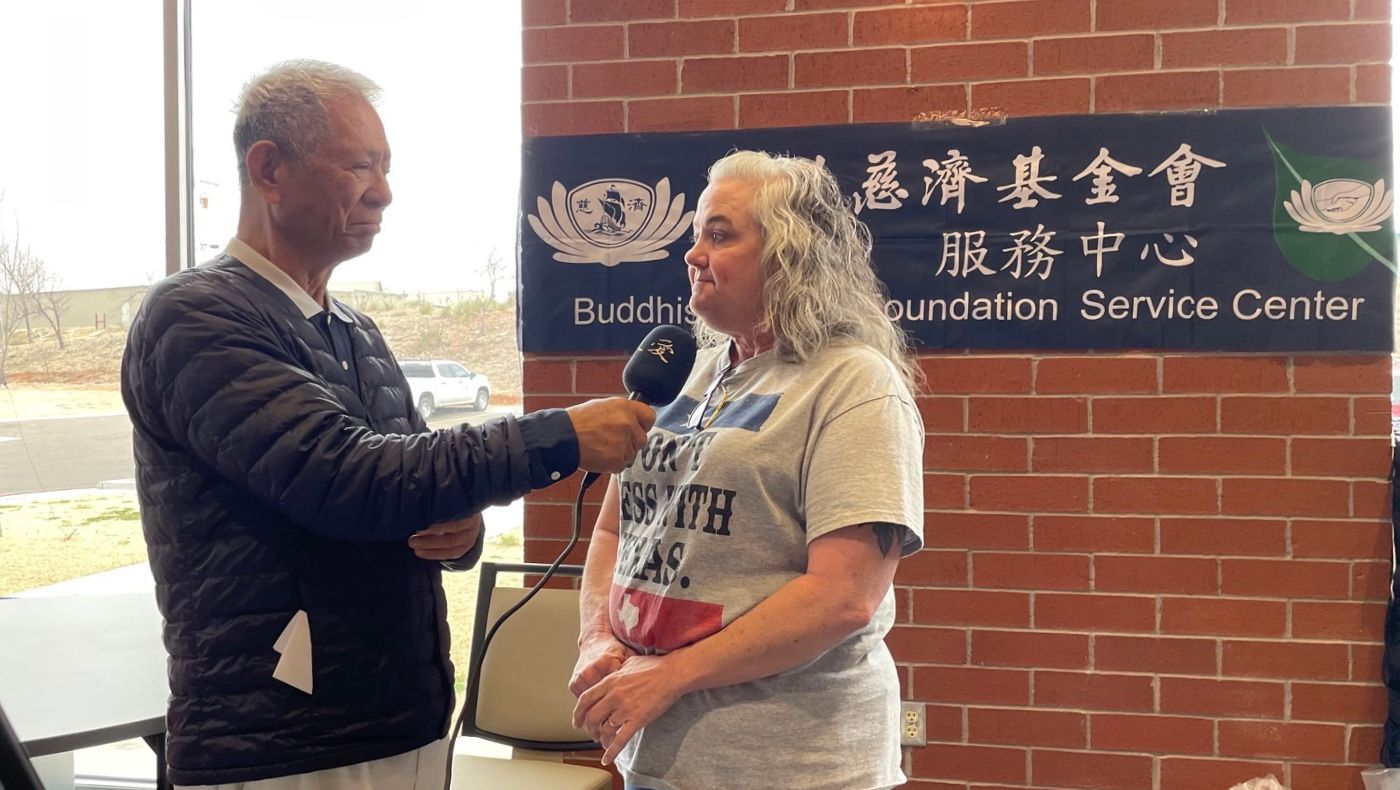 On March 12, 2024, Ling Yuanliang supported a Da Ai TV interview at a Dallas fire relief distribution site. Photo by Mei Yi.
