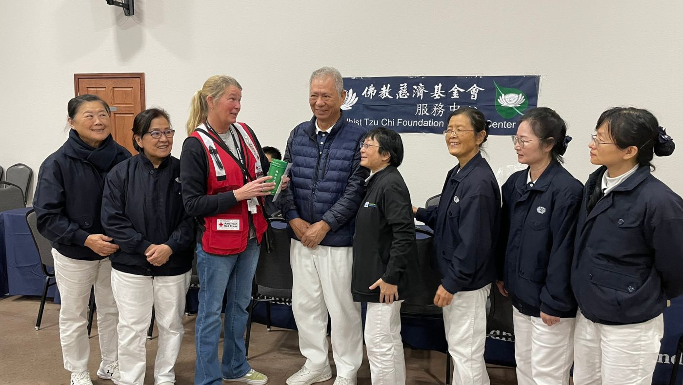 On March 15, 2024, the Dallas chapter showed its care for Dallas wildfire victims and held a relief distribution event. Prior to this, they also held a vegetarian charity sale to raise funds. (Photo by Mei Yi)