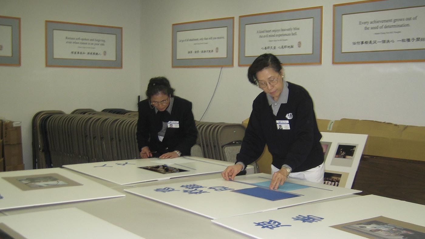 2006年4月15日，慈濟四十週年慶，黃安瓊幫忙做佈置看板。圖片來源／黃安瓊