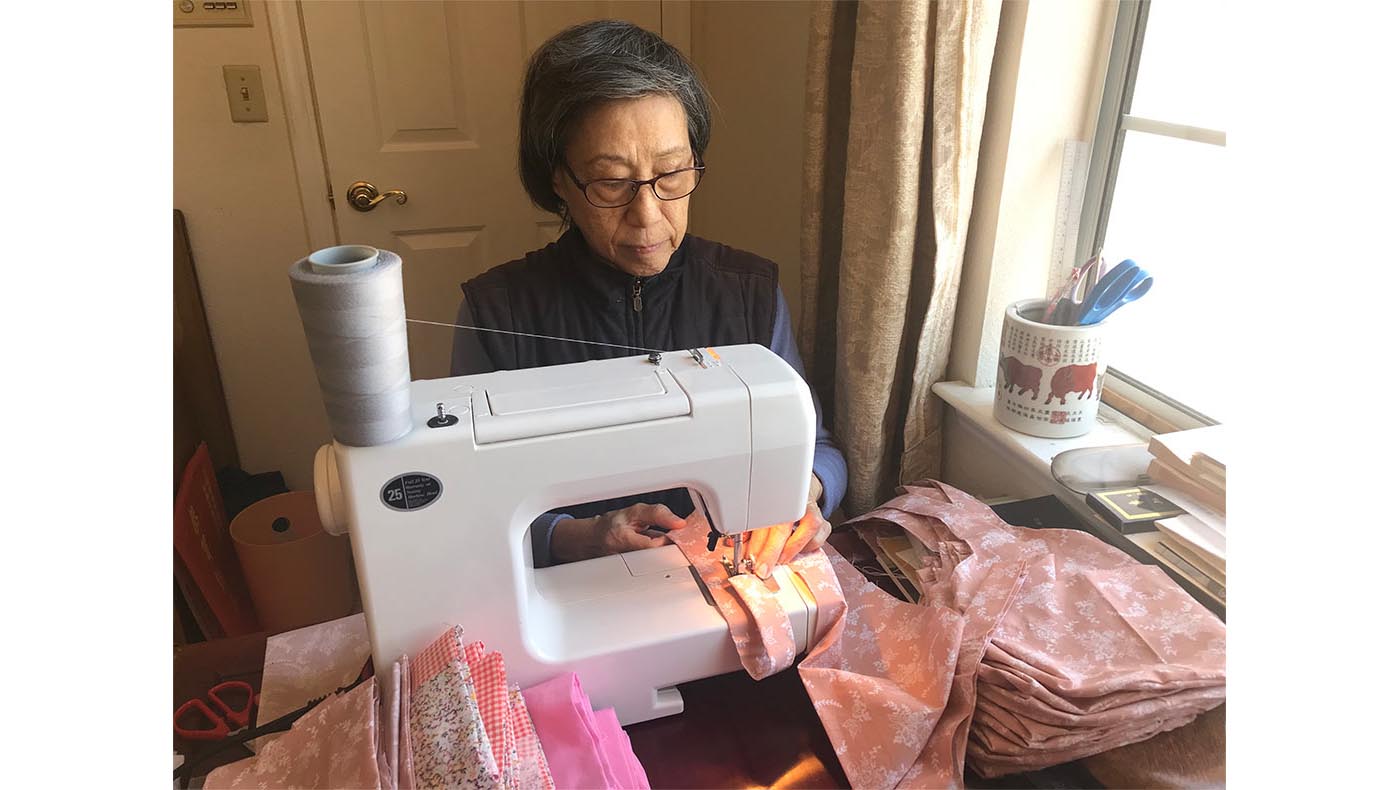 2020年8月4日，76歲的黃安瓊縫製布口罩與髮帽支援前線義診的醫護。攝影／黃安瓊