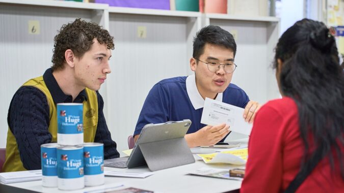 橙县校园冬令发放 为社区送上温暖补给