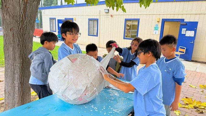 敲开新年祝福 冬令营培育小小世界公民