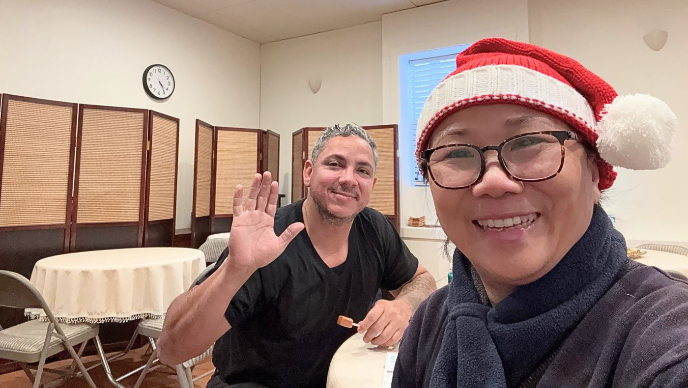 受災戶直接從口袋裡拿出僅有的錢投入竹筒，這分善的流動，也是志工們收到最珍貴的禮物。攝影／林育貞