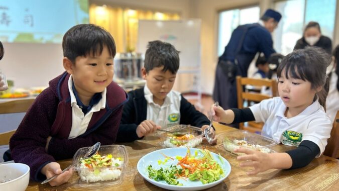 世界蔬醒日推广惜食 孩子动手学做寿司