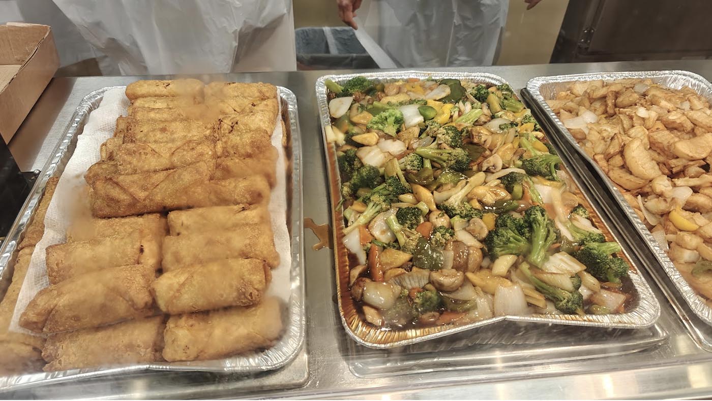 每次中餐館老板總是準備超量的食物來支持慈濟的熱食分發工作，其中素春卷更是得到了居民們的廣泛好評。攝影／馬鑄鉉