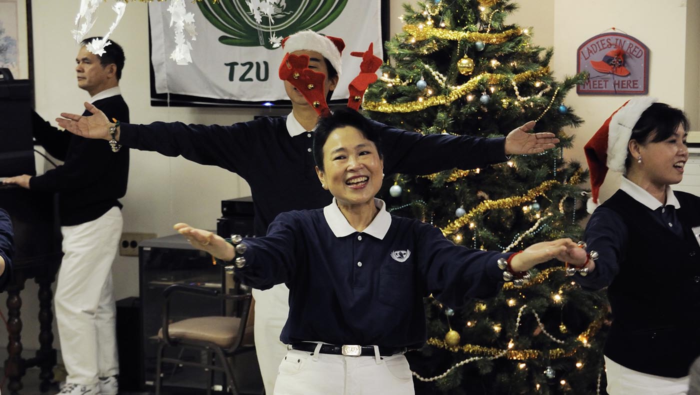 2010年12月19日，楊雅飛於法拉盛富蘭克林老人院（Franklin Center for Rehabilitation and Nursing）與志工進行表演，陪伴長者同歡。攝影／朱澤人