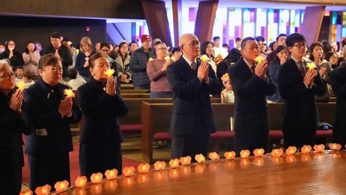 The crowd prayed fervently, their good intentions resonating and reaching the ears of all Buddhas, wishing for a peaceful, auspicious, and disaster-free new year. (Photography by Sun Juwei)