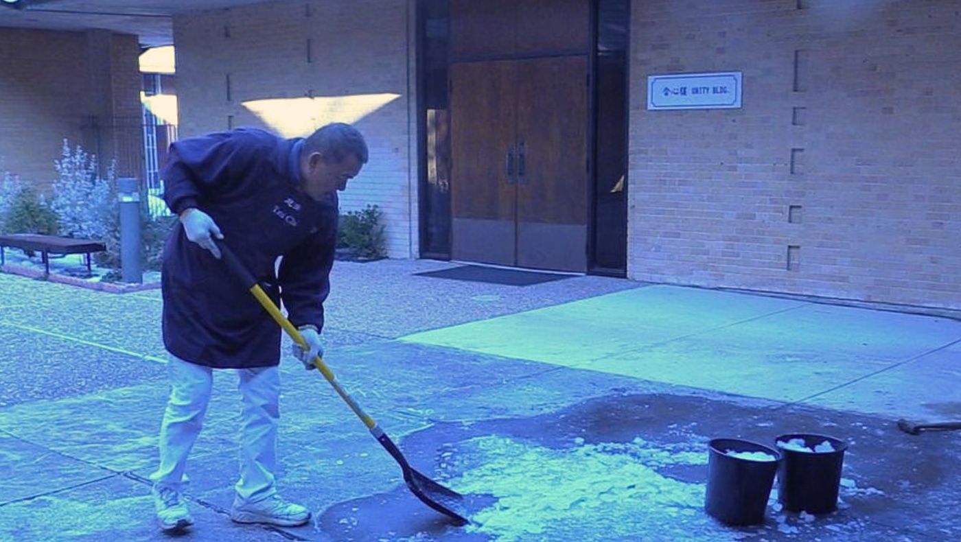 The snow and ice had not completely melted that day, and volunteers were clearing away the remaining ice in the courtyard in front of the Jing Si Hall to ensure safe access. Photo by Sun Juwei